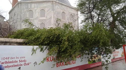 Fırtına nedeniyle Ayasofya Camii ve Mimar Sinan Minaresinin alemi düştü