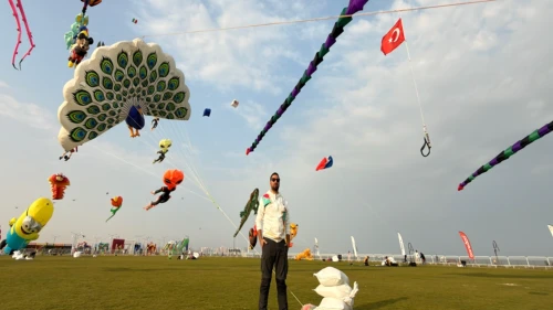 Dünya birincisi ‘Tavus kuşu’ uçurtmasını Katar semalarında Türk bayrağıyla uçurdu