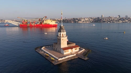 İstanbul'dan dev bir gemi geçti