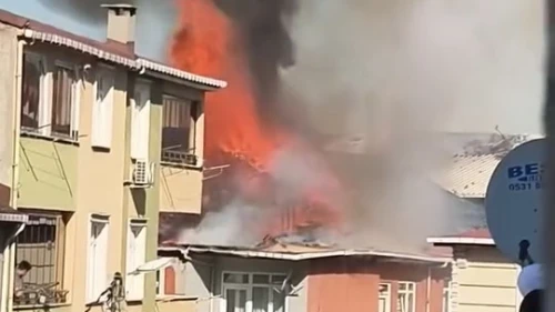 SULTANBEYLİ’de 3 katlı binanın çatısında yangın çıktı