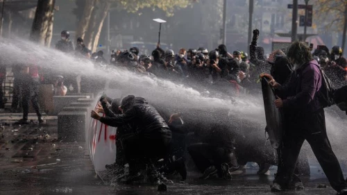 Fransa'da protestolar şiddetlendi: Hayat pahalılığı ve eğitim krizi sokaklara taşındı