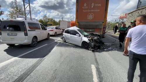 Arnavutköy'de 3 aracın karıştığı kazada otomobil kullanılamaz hale geldi: 1 yaralı