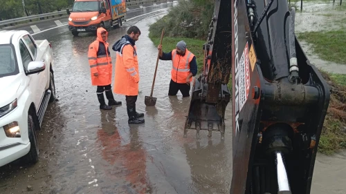 İBB yağmura karşı iş başında