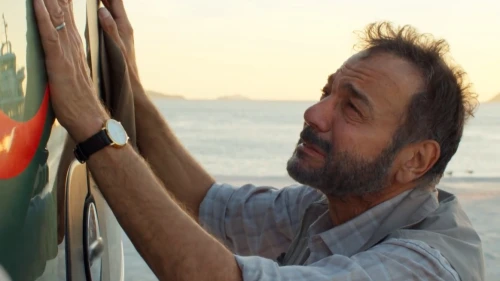 Kerem Alışık alkış alır