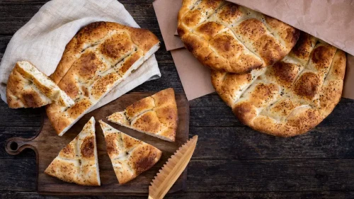 Ramazanda en sık karşılaşılan sorunlar olan kabızlık ve şişkinlikten korunmanın ilk kuralının iftar ve sahur arasında lifli gıda tüketimini maksimuma çıkarmak olduğunu belirten Gastroenteroloji Uzmanı Prof. Dr. Alpaslan Tanoğlu, “İftar sofrasında sürekli pide yemek bağırsakları zorluyor” dedi