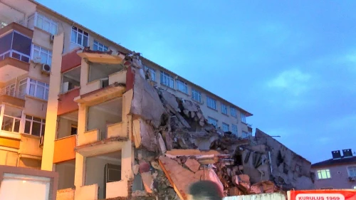 Yıkılırken devrildi!