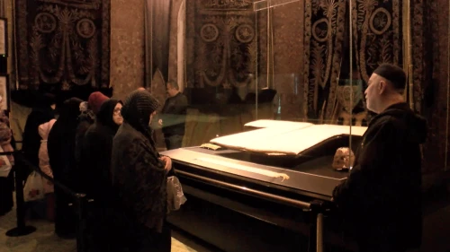 Ziyarete açılan Hırka-i Şerif'e yoğun ilgi