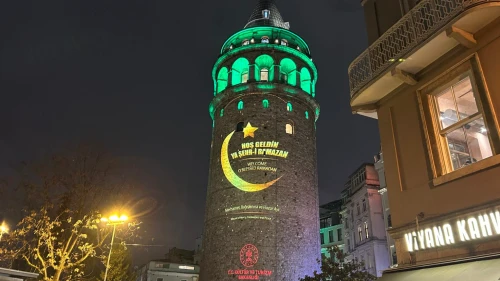 İstanbul mahyalarla aydınlandı: Galata'da görsel şölen
