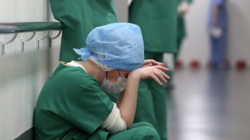 Sağlıkçının yükü giderek artıyor