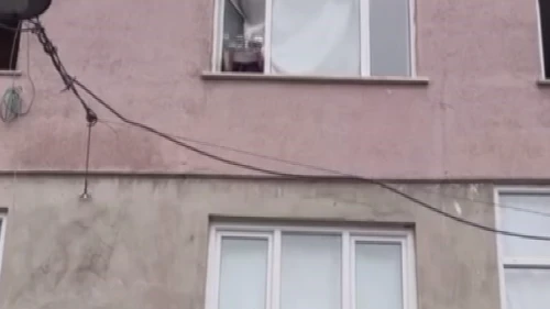 Esenler'de pencereye çıkıp tencere ve tavaya vuran kadın mahalleliyi bıktırdı
