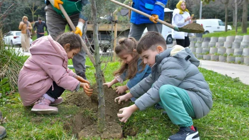 Esenyurtlu minikler ağaç dikti