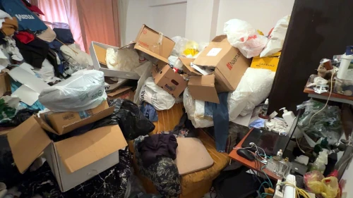 Avcılar'da 'çöp ev'in tahliyesi yeniden başladı, ev sahibi ile komşular tartıştı