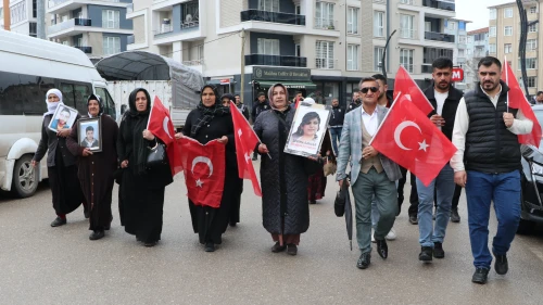 Evlat nöbetindeki anne: Ceza yok, gelin teslim olun