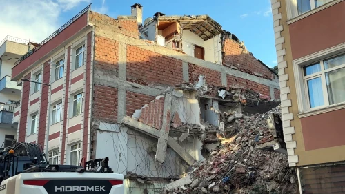 Kontrolsüz yıkım binayı parçaladı!