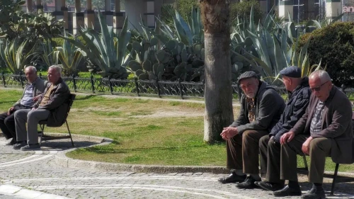 Emekli mum gibi eriyor