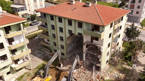 Riskli yapılar tek tek yıkılıyor