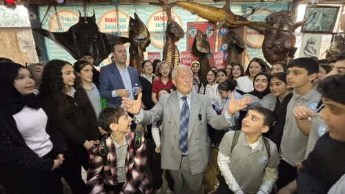Balıkçı Kenan, balık yeme yarışması yaptı; gençlere ödül balık dağıttı