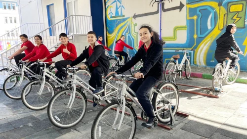Büyükçekmeceli öğrenciler teneffüste elektrik üretiyor!