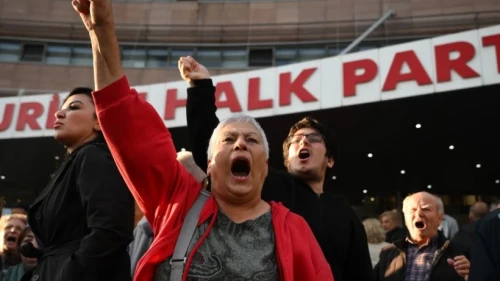 Mutlak butlan kararı sonrası CHP'lilerin parti genel merkezi önünde bekleyişi sürüyor