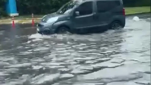 Kadıköy’de yağmur etkili oldu; yollar göle döndü