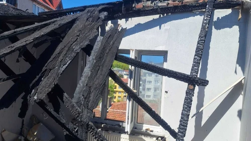 Çatısı bile olmayan dairede yaşıyorlar