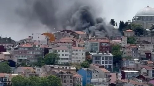 Fatih'te Motosiklet Tamirhanesinde çıkan yangın panik yarattı