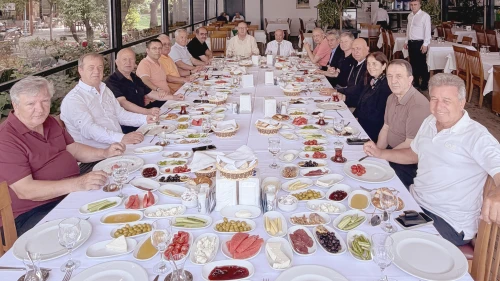 Eski belediye başkanları kahvaltıda toplandı.