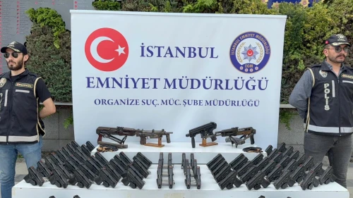İstanbul'da suç çetelerine yönelik operasyonda ele geçen silahlar sergilendi