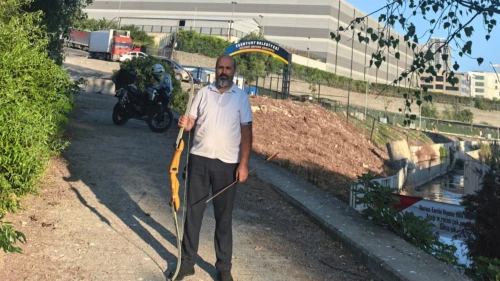 500 yıllık köprüye çıktı, yay ve okla pankart astı!
