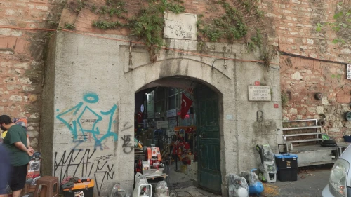Galata'da tarihe saygısızlık!