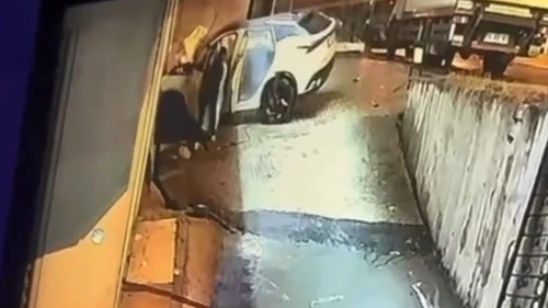 Beylikdüzü'nde otomobilin iş yeri duvarına çarptığı kazada 1 ağır yaralı
