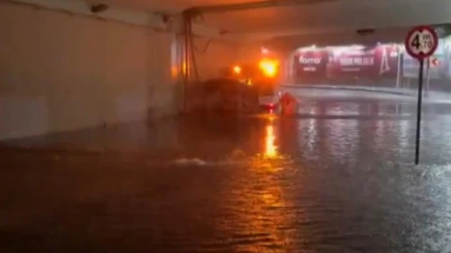 İstanbul'da alt geçidi su bastı; araçlar çöken yolda kaldı