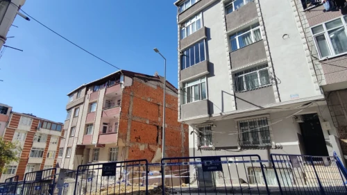 Sultangazi'de hafriyat çalışması sırasında temelinde kayma olan 4 katlı bina tahliye edildi