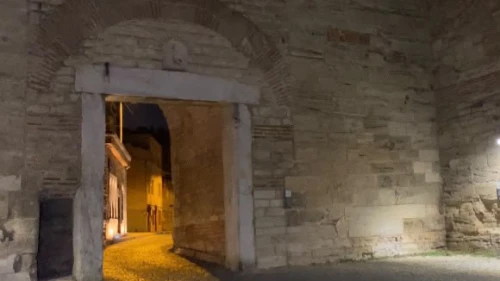 Fatih’te surlarda erkek cesedi bulundu