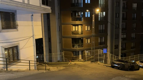 Eyüpsultan'da binaya çarpan otomobil, 15 metre yükseklikten bahçeye düştü