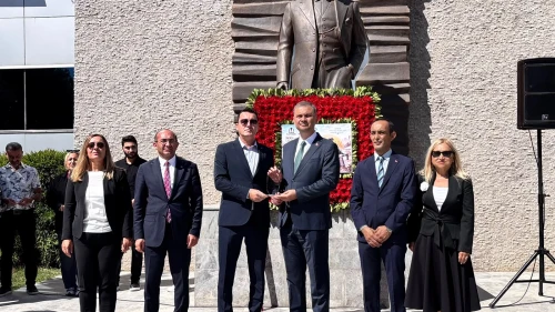 Sanatsever’e Ahilik plaketi