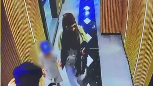 Avcılar'da hırsızlık için 3 kadın şüpheli binaya girdi