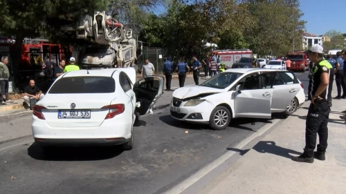 Sancaktepe'de beton pompası 4 araca çarptı: 5 yaralı