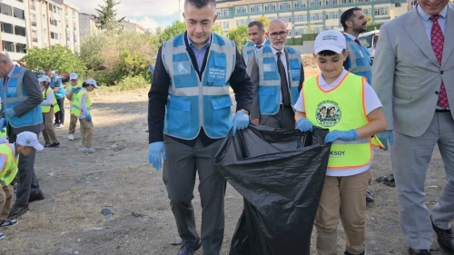 Başkanvekili sokak süpürdü