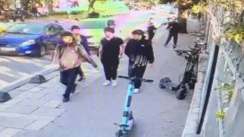 Üsküdar'da otomobil önce başka bir araca ardından da kaldırımdaki öğrencilere çarptı