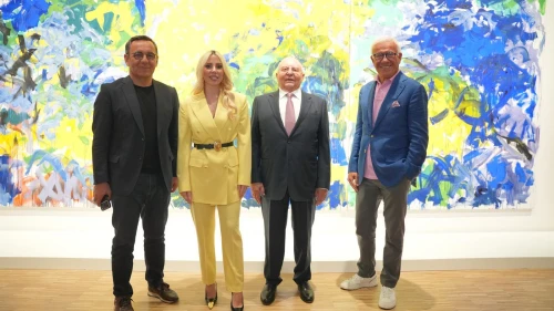 Lucien Arkas asıl iki büyük haberi Vasarely Tablosu önünde patlattı