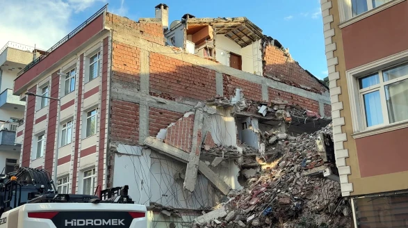 Kontrolsüz yıkım binayı parçaladı!