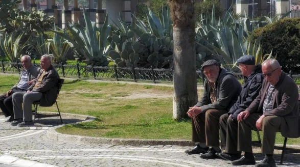 Emekli mum gibi eriyor