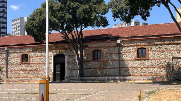 Bakırköy'ün kültür hafızası çürüyor: 2 yıldır çivi çakılmayan Yunus Emre Kültür Merkezi tepki çekiyor