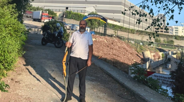 500 yıllık köprüye çıktı, yay ve okla pankart astı!