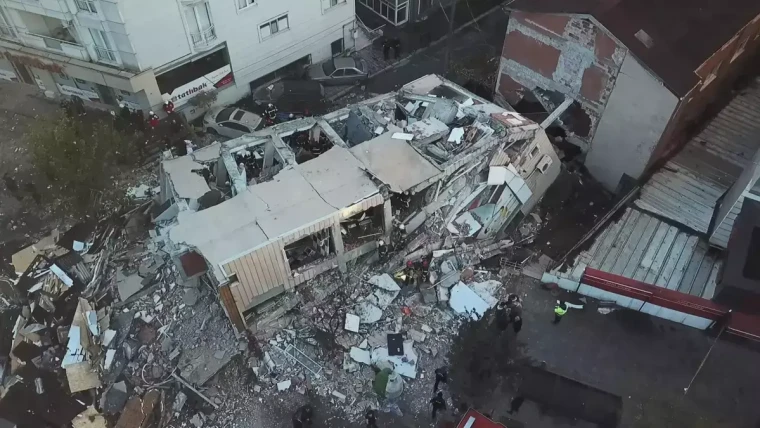 Bir bina durup  dururken çöker mi?