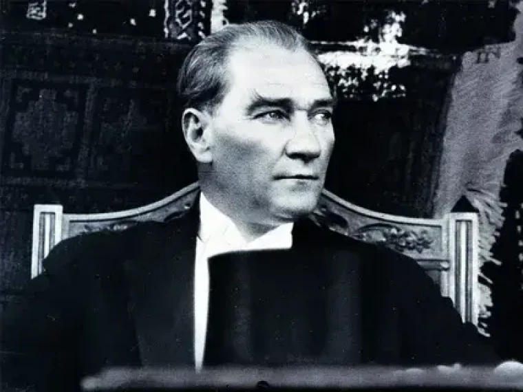 Atatürk’e hakaretle  tarihi yenemezsiniz!