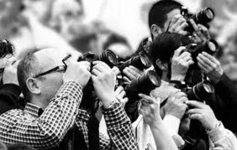 Gazeteci siyasi parti adına konuşur mu?