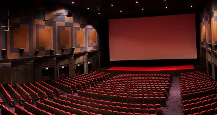 Sinema ve tiyatro dijitale karşı direniyor