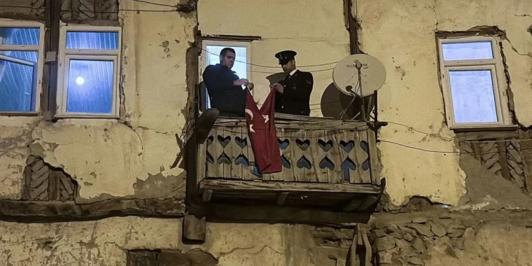 Kerpiç evlere asılan bayraklar
